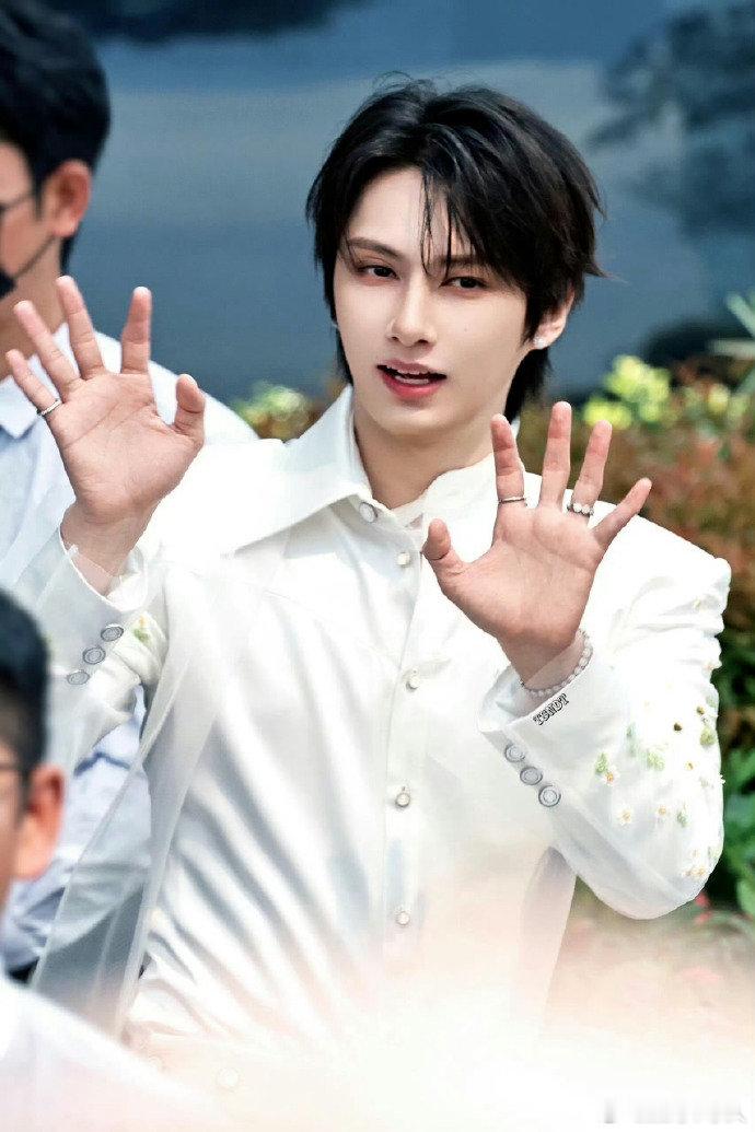 文俊辉白马王子look 文俊辉广州线下好像白马王子，人气好高~文俊辉广州线下人气