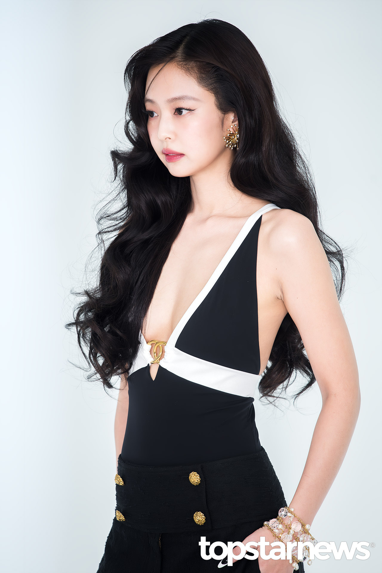 谁懂Jennie这个短下巴配大浓颜五官的反差美… 