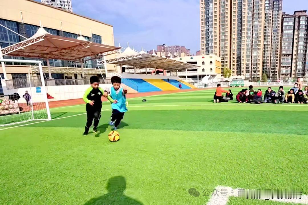 西乡县河滨小学校园足球联赛圆满落幕
冬日暖阳洒满绿茵赛场，少年豪情点燃足球梦想。