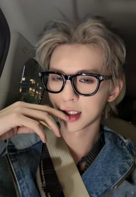 刚刷到直播片段疯狂截图！何浩楠直播 收工不歇着就来陪大家，黑框眼镜+金发造型，贴