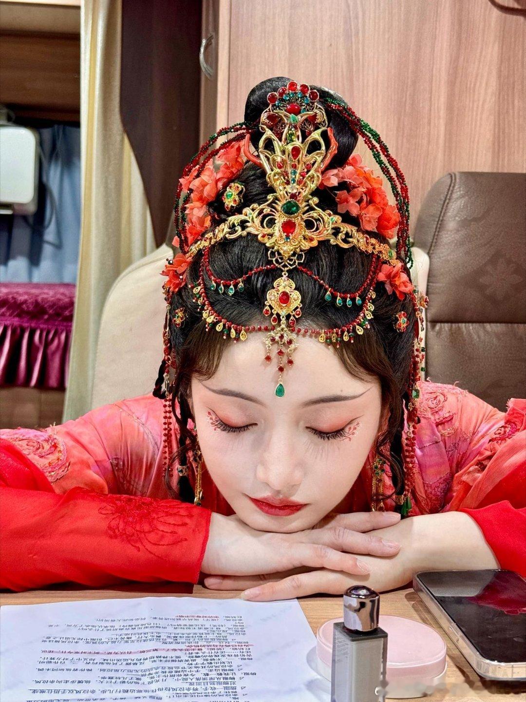 姜贞羽红姑娘单挑唐俪辞好疯嘴角那抹笑又疯又魅，指尖小动作都透着狠，这角色被她演活