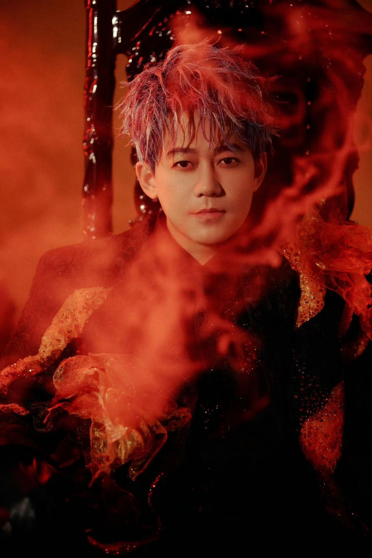 苏醒爆改朝天椒！
在重庆开演唱会除了彩排火锅 就连造型也有突破。
竟然被苏醒爆改