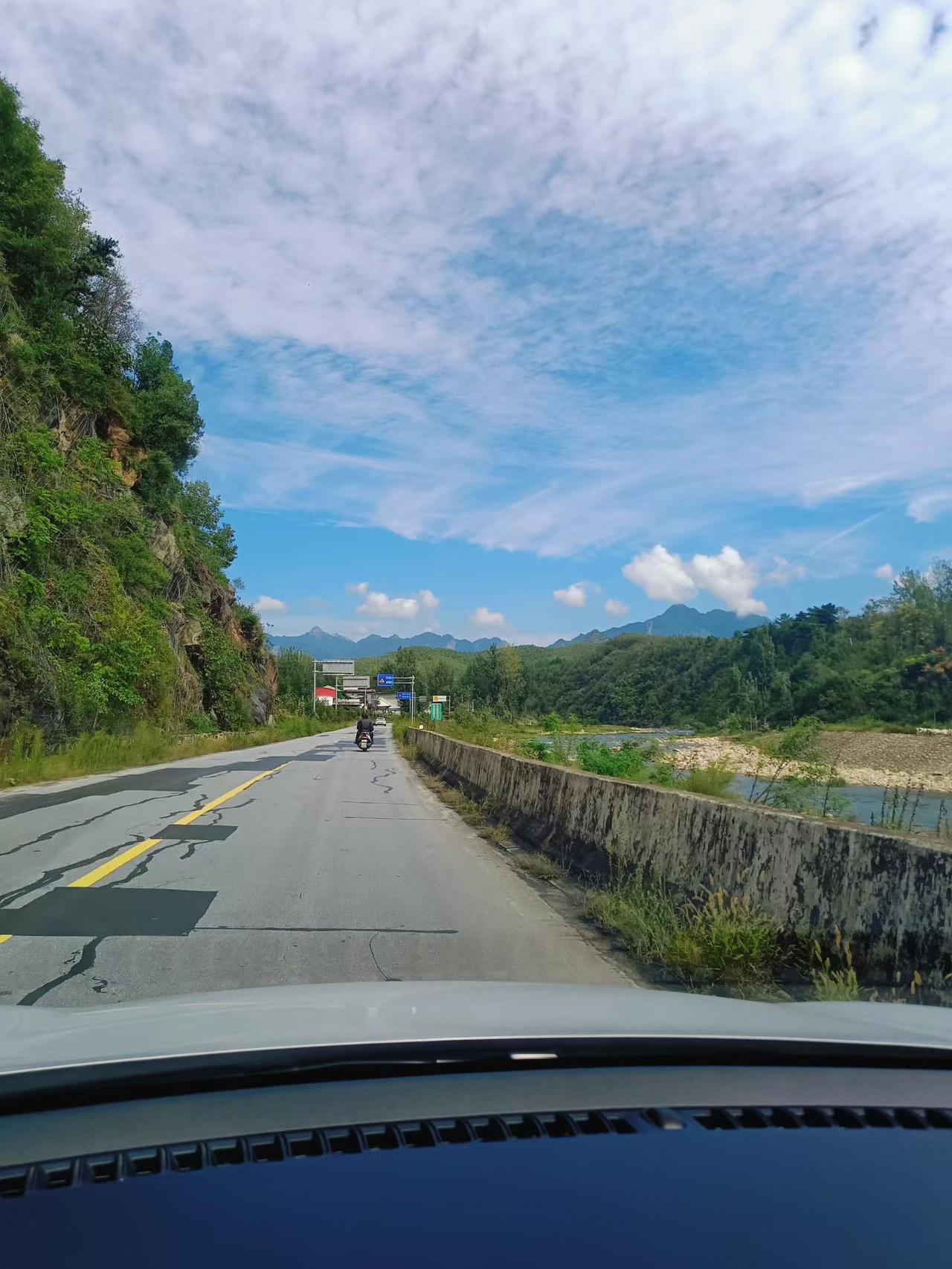 开车走在这条山路边，左边是裹满绿的崖壁，右边挨着条小河，风里都是草木味儿。天特透