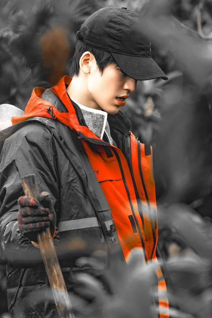 张凌赫发语音报平安张凌赫称平时拍戏有点磕磕碰碰很正常，爸妈也有问他的情况，“放心