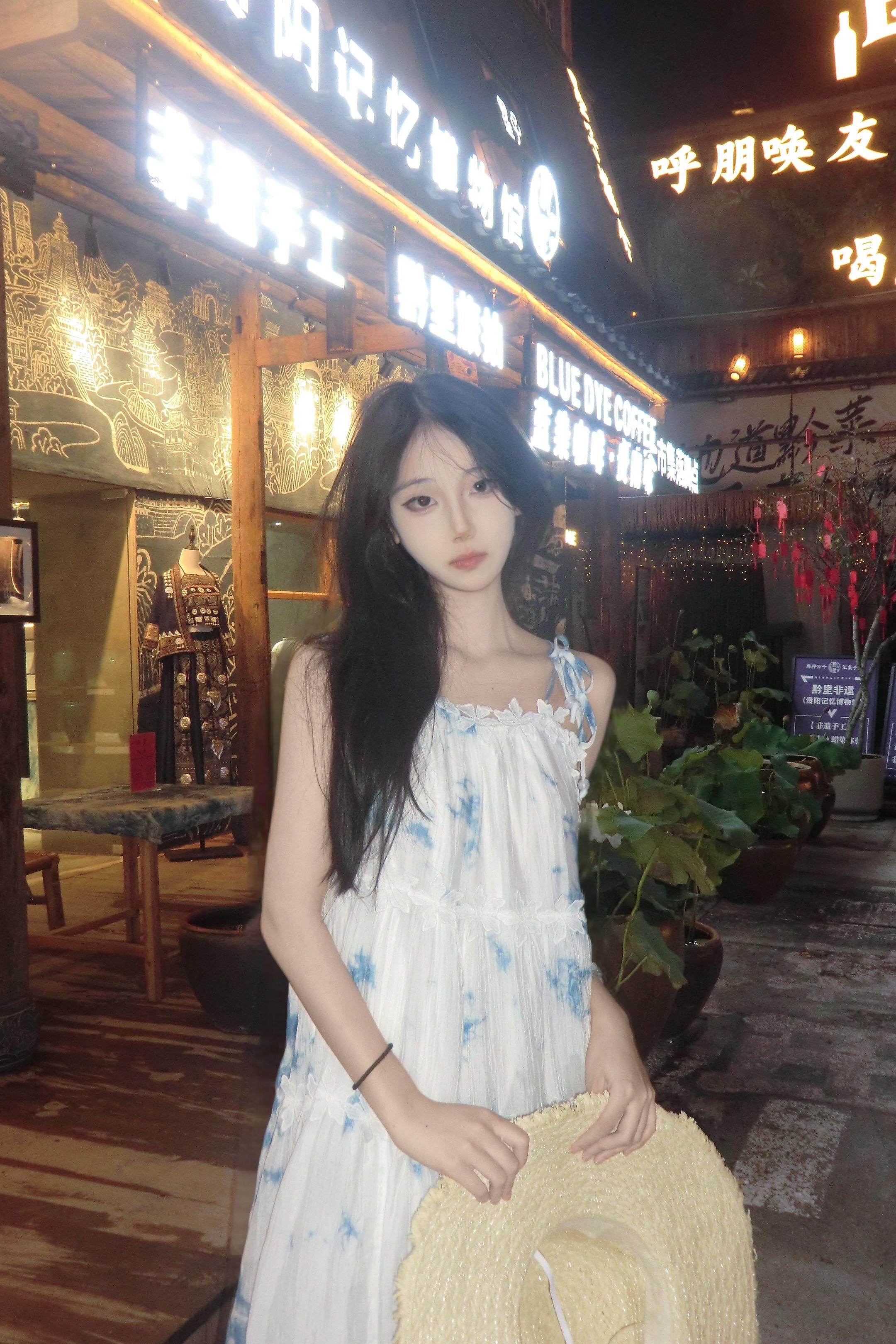 她那时总往贵阳跑 我以为她偏爱黔中山水 直到某天对话框弹出张照片 甲秀...