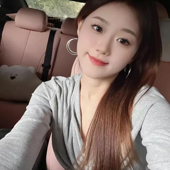 车内自拍，粉嫩座椅和可爱的玩偶💕车室内自拍 我在车里的自拍 车感自拍 毛绒少女