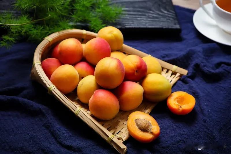 今早我在早市碰到个卖杏的，我问他：“这杏酸不酸？”老板回我：“不酸还算什么杏，想