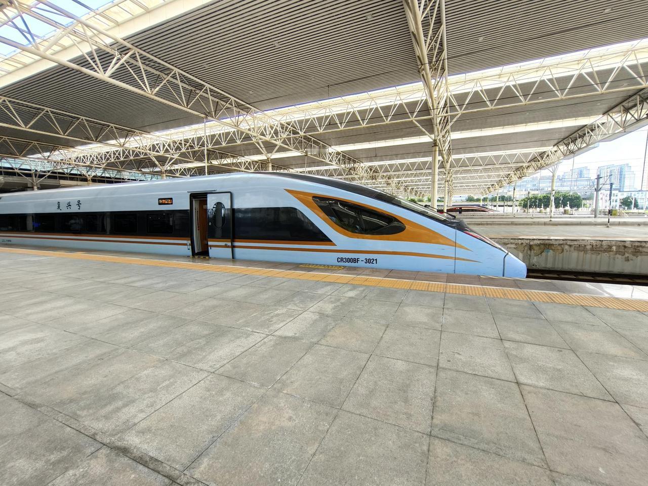 复兴号CR300BF型动车组交通强国铁路先行 复兴号动车组