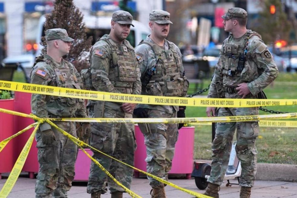 阿富汗人是真猛，敢明目张胆地对美国的国民警卫队开枪。

而且离白宫只有两个街区。