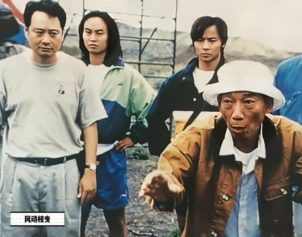 1999年，李安导演《卧虎藏龙》时，片场与“第一武指”袁和平与袁家班成员的合影照