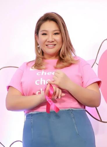 郑欣宜在沈殿霞墓前哭沈殿霞6000万信托 39岁郑欣宜被拍到独自飞往加拿大温哥华