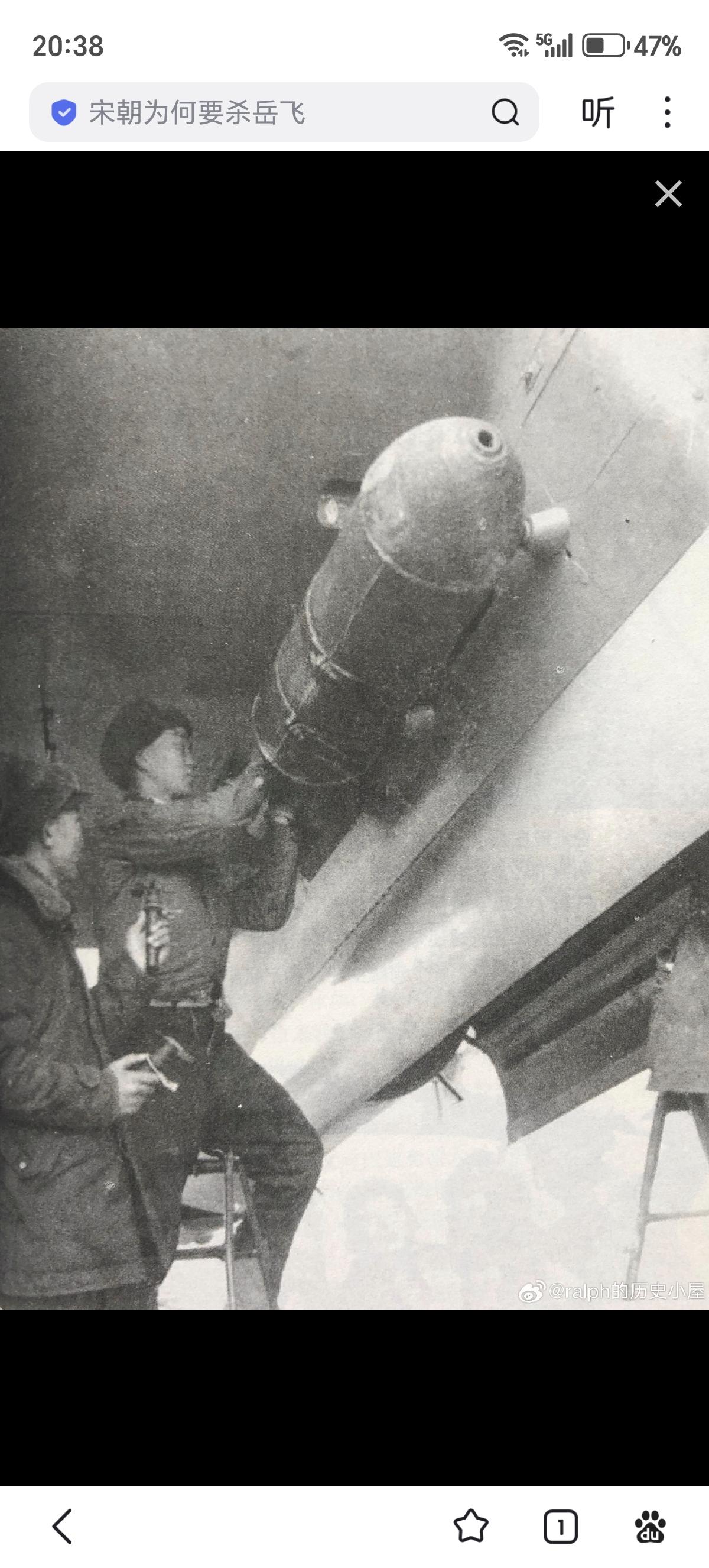 志愿军机务人员为轰炸机挂弹