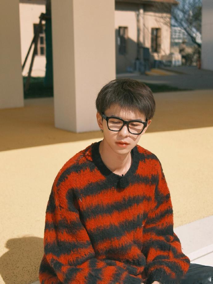 何浩楠买了相机就得用  何浩楠条纹毛衣look 救命，何浩楠买了相机就开始记录，