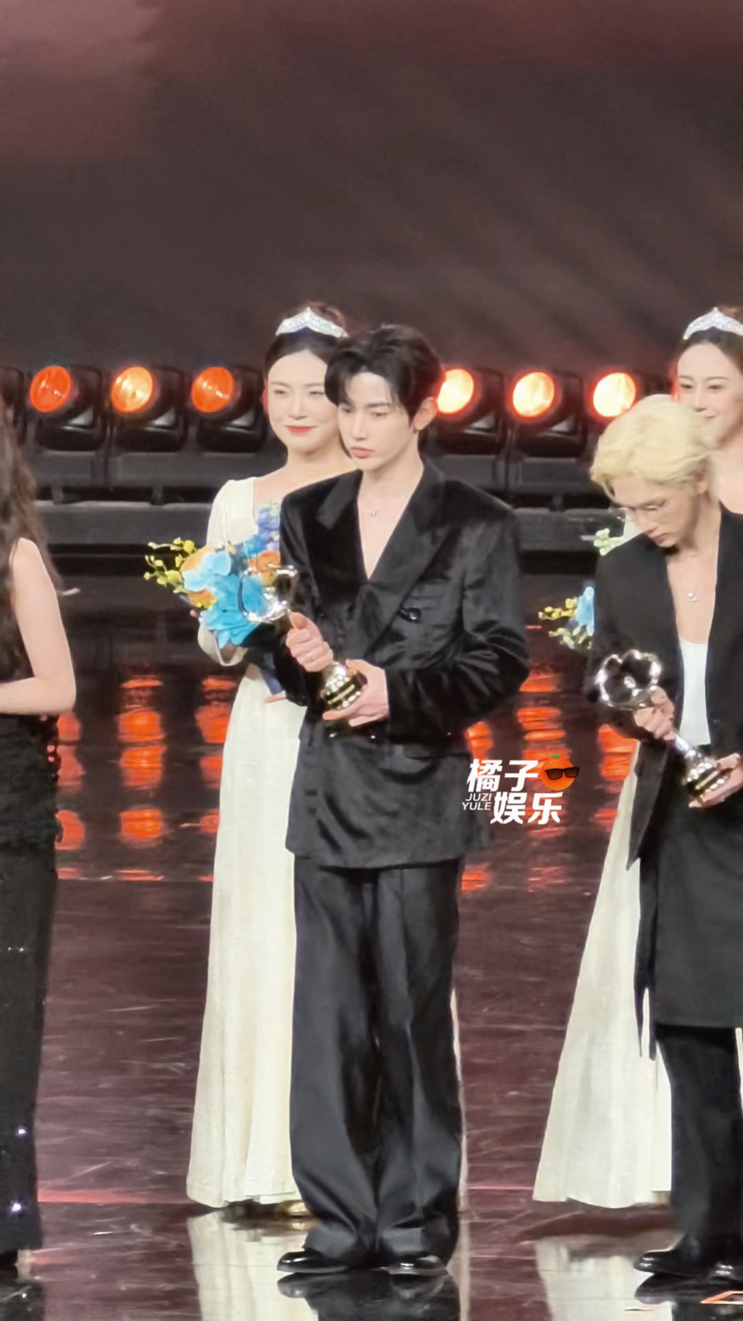 一个昊昊领奖直拍！第一次得内娱奖项的章昊好呆萌呀🥺🥺微博之夜内场