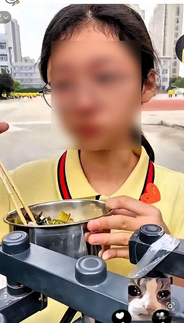 13岁女孩午饭时打开保温桶，吃了一口豆角炒肉丝，突然用校服袖子挡住脸，肩膀一抖一