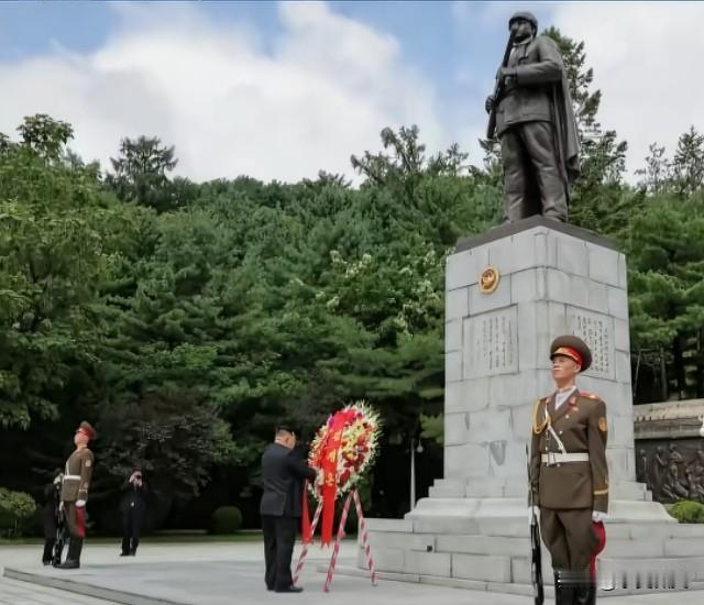 在国家解放胜利73周年之际，金总再次来到中国人民支援军烈士陵园参谒。
前事不忘后
