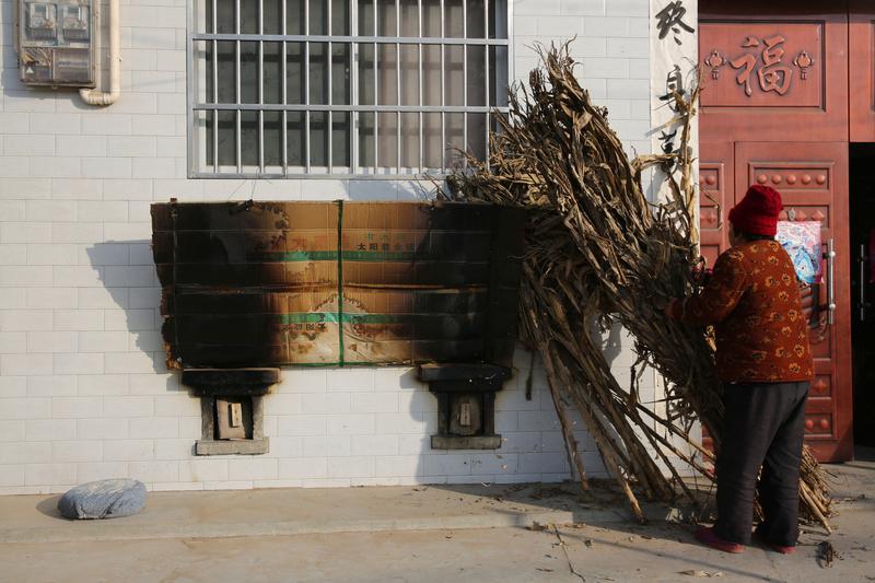 甘肃临夏市折桥镇祁牟村倡议村民停用土炕引发争议。土炕对村民来说意义非凡，它不只是