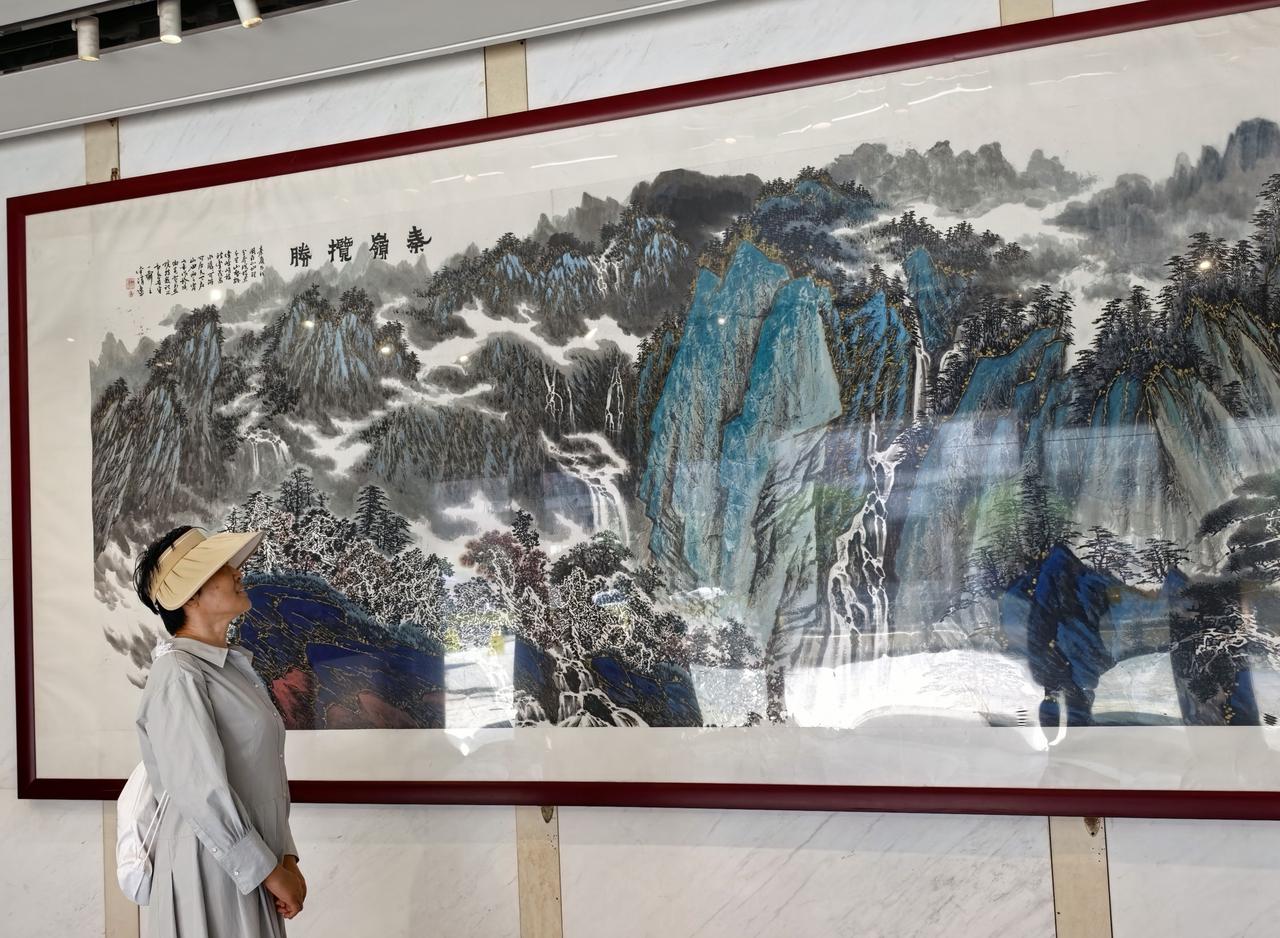 当青山绿水撞进现实，每个驻足者都成了画中人。是看画人，也是画中景。