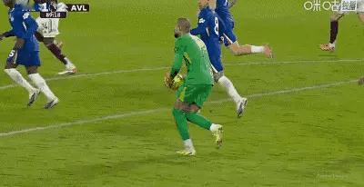 切尔西球迷估计逗笑乐了，这划出禁区送任意球，真绷不住了，马上就要过完2025了，