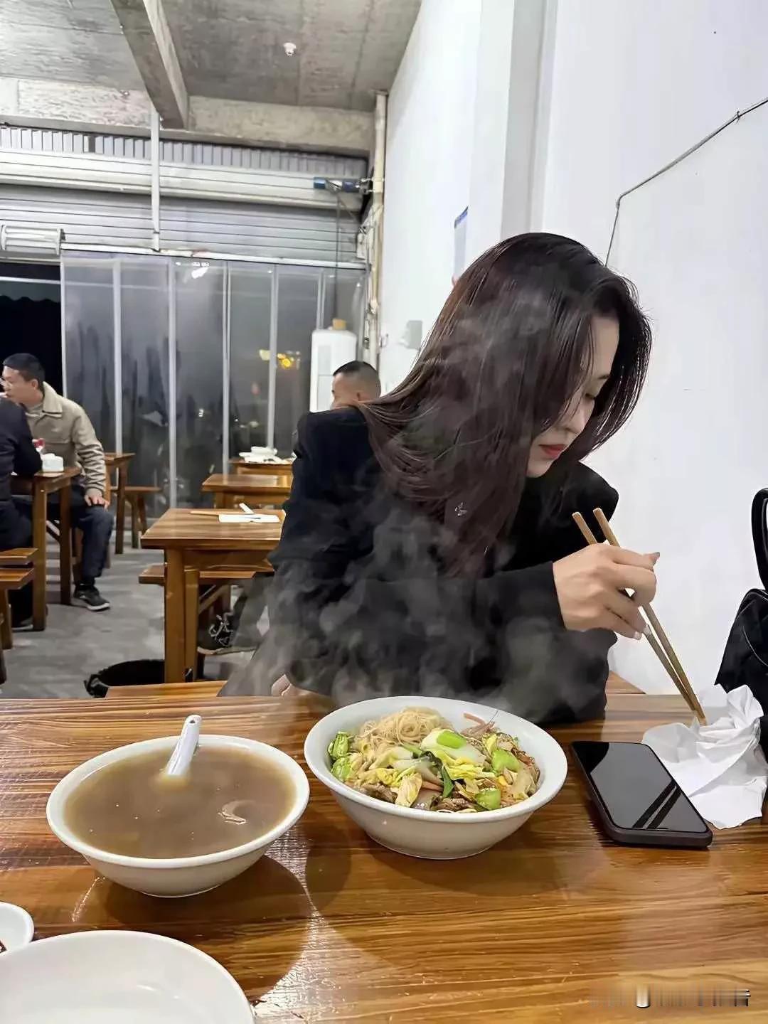 月薪多少，才配过去跟她拼桌？