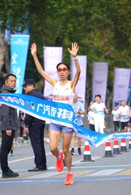 以虚假理由申请调休，导致科室被迫临时调整人力，增加同事工作负担。医院认定该行为违