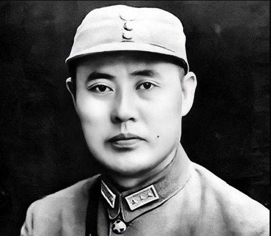 傅作义将军临终前，把毕生积蓄全部捐给了国家，一分不留给家人。

这个决定让他的遗