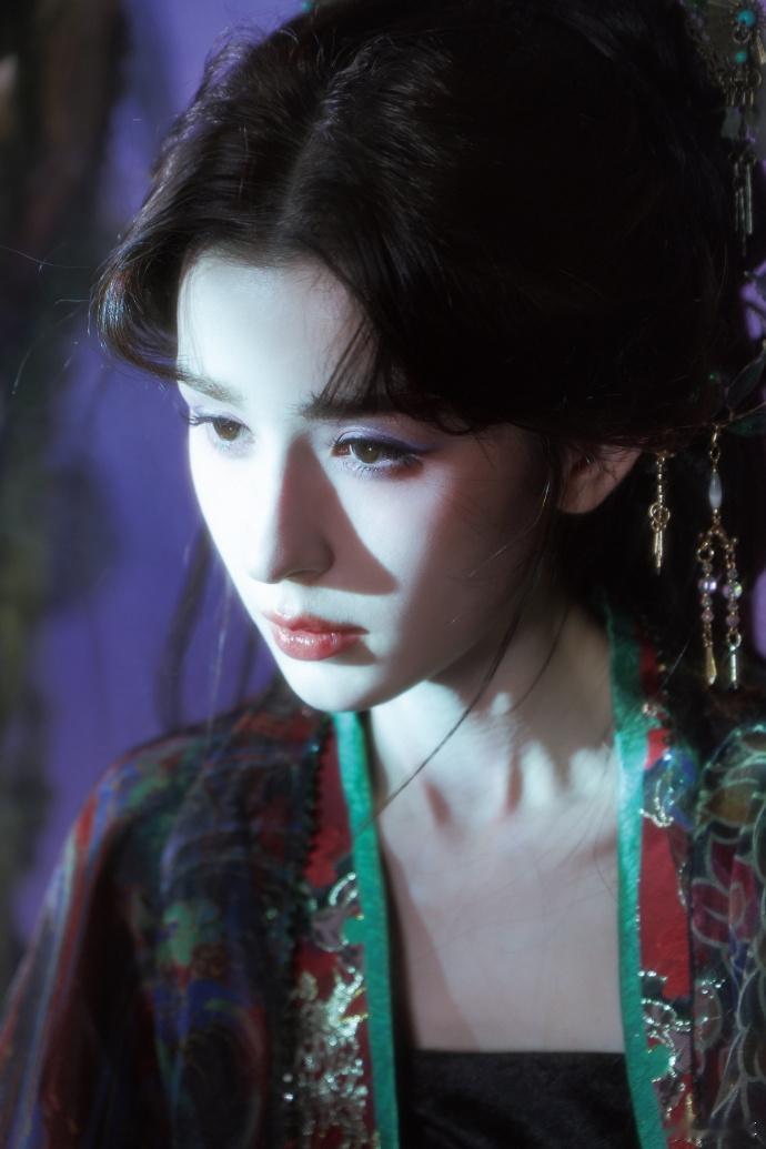 谁把哈妮克孜头发挂树上了哈妮克孜东方诡美感长发缠绕枯枝这个镜头构图绝了，破碎又艳