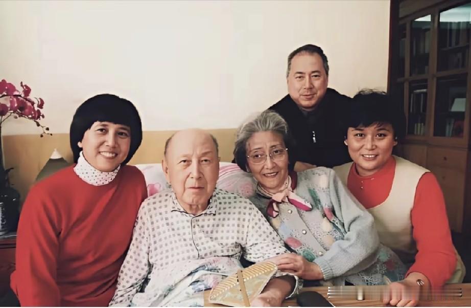 抛却海外优渥生活归国报国，钱学森一生奉献国防，90岁全家福尽显平凡温暖，他是如何