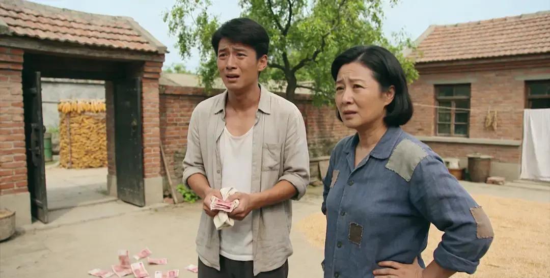 刷到个93年小伙扛两万元上门替爹还债，被寡妇桂兰婶子一句“钱不要，你留下当女婿”