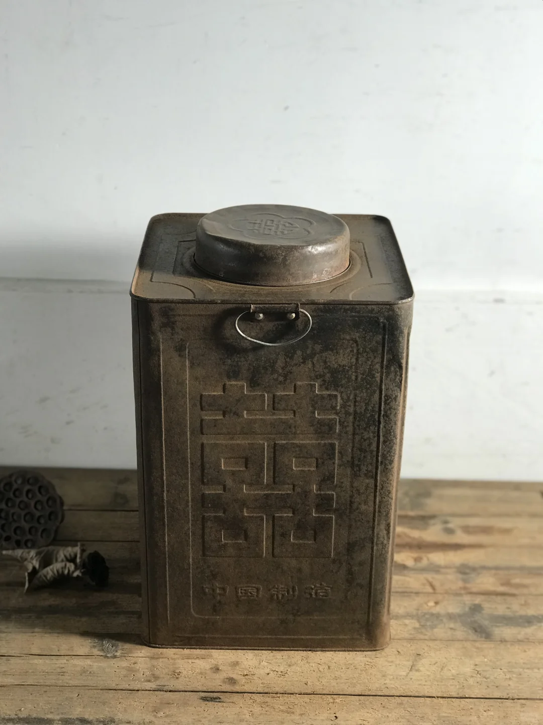 铁皮储物罐；民宿、茶室、书房等极简侘寂摆件