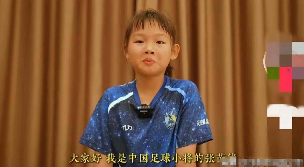 这个12岁的长沙姑娘是全队主力中卫，跟欧洲小男孩硬碰硬踢满全场，防守稳得一批，网