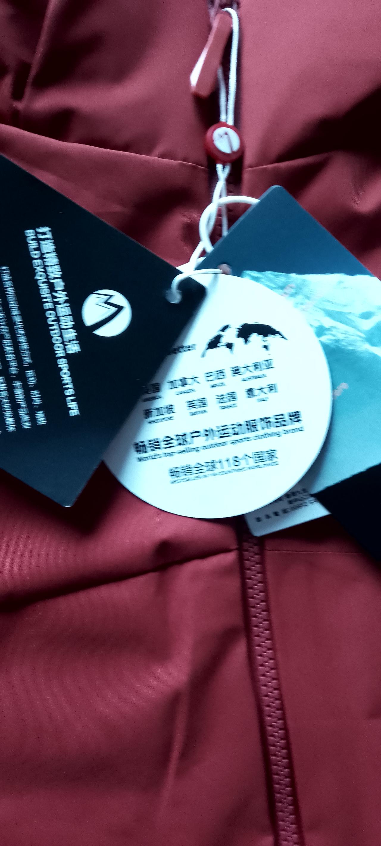 一件冬季穿的朱雀红棉服，标价11998元，网上卖99元，网购到家里打开一看它的质