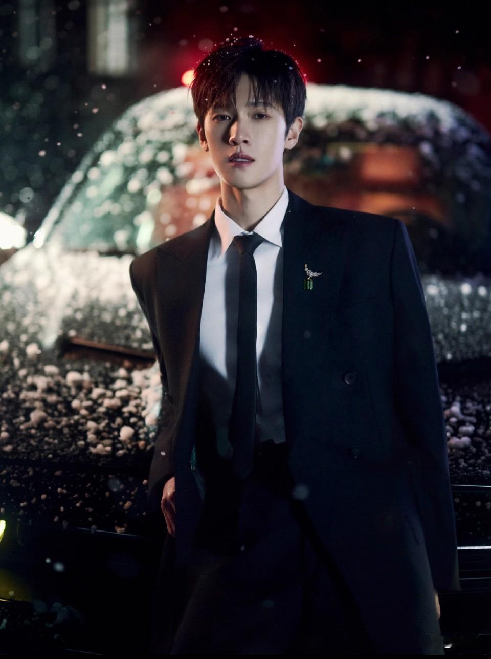 李昀锐今日星光大赏红毯造型来了！

完全不是以前小清新的感觉了呀[皱眉R]不是，