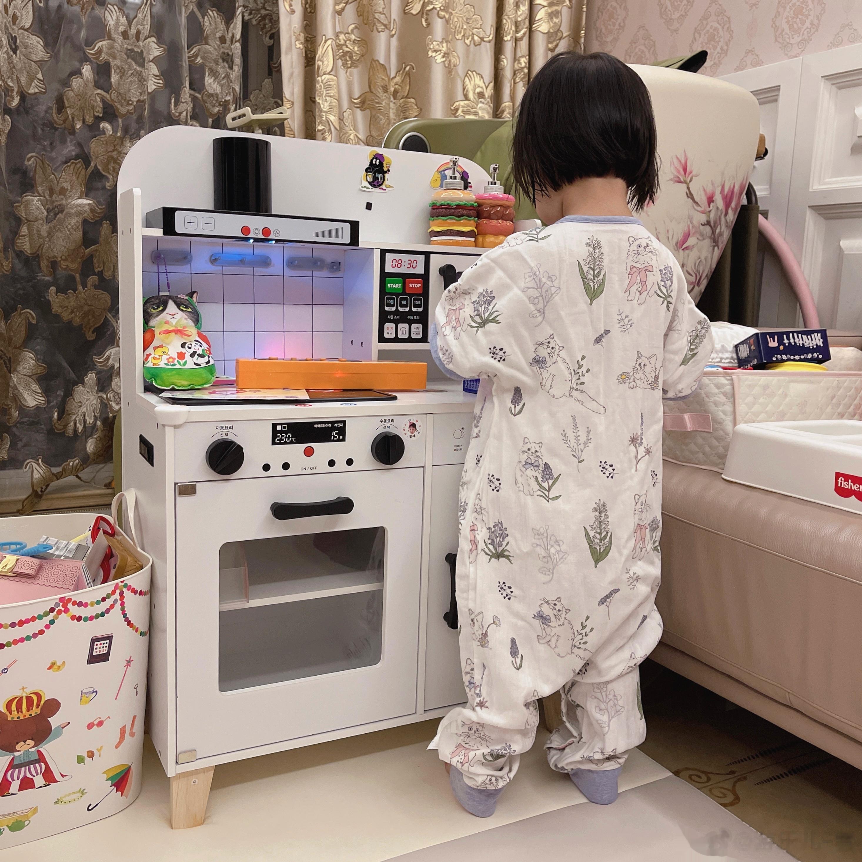 夏天的夜晚[月亮]乔乔洗完澡，穿上舒服的睡袋，在小厨房玩一会儿。岛岛已经守着风扇