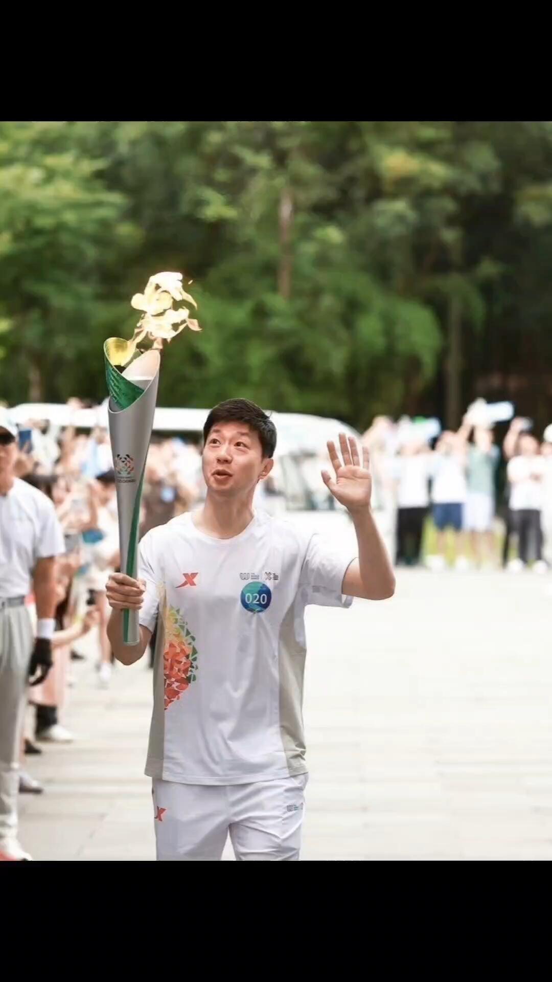 这个龙队打招呼很可爱，生龙活虎，一年又一年，马龙好像没有变，还是那个他！
小马当