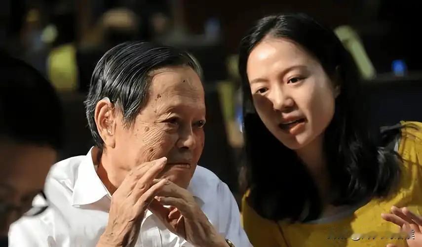 陪伴杨老走过二十多年

最终只获得一座房子的居住权

翁帆值吗？

当杨振宁与翁