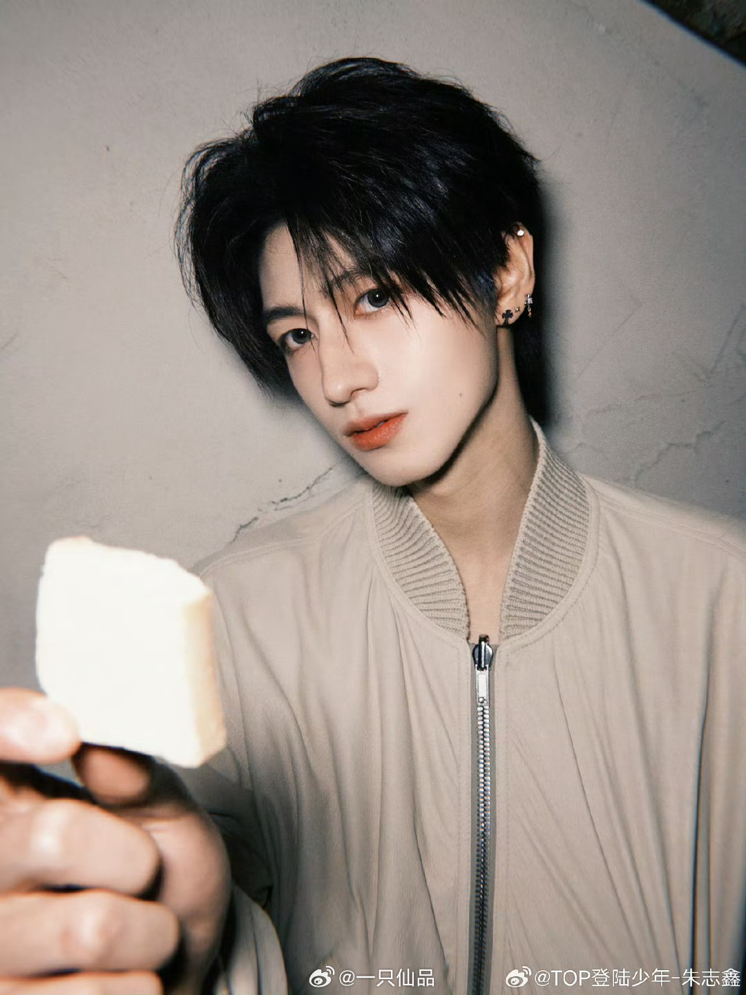 朱志鑫深夜放饭，下班了结果突然饿了朱志鑫好会啊，棍丝也太幸福了吧，我的天 