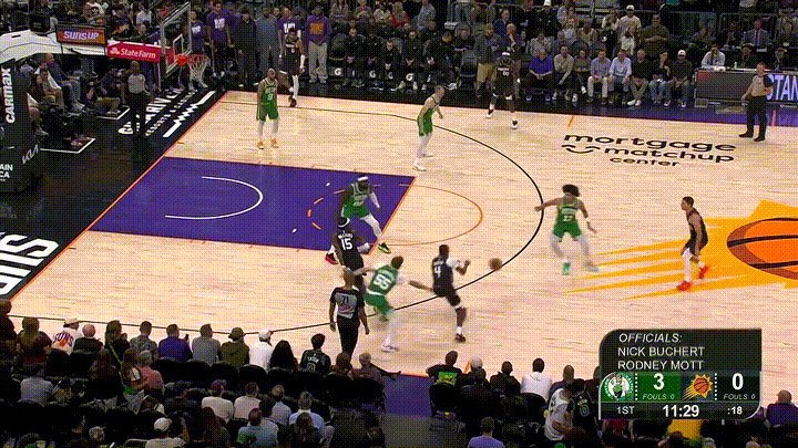 太阳球星杰伦-格林打球风格真是太飘逸了！在今天太阳主场迎战凯尔特人的比赛中，当时