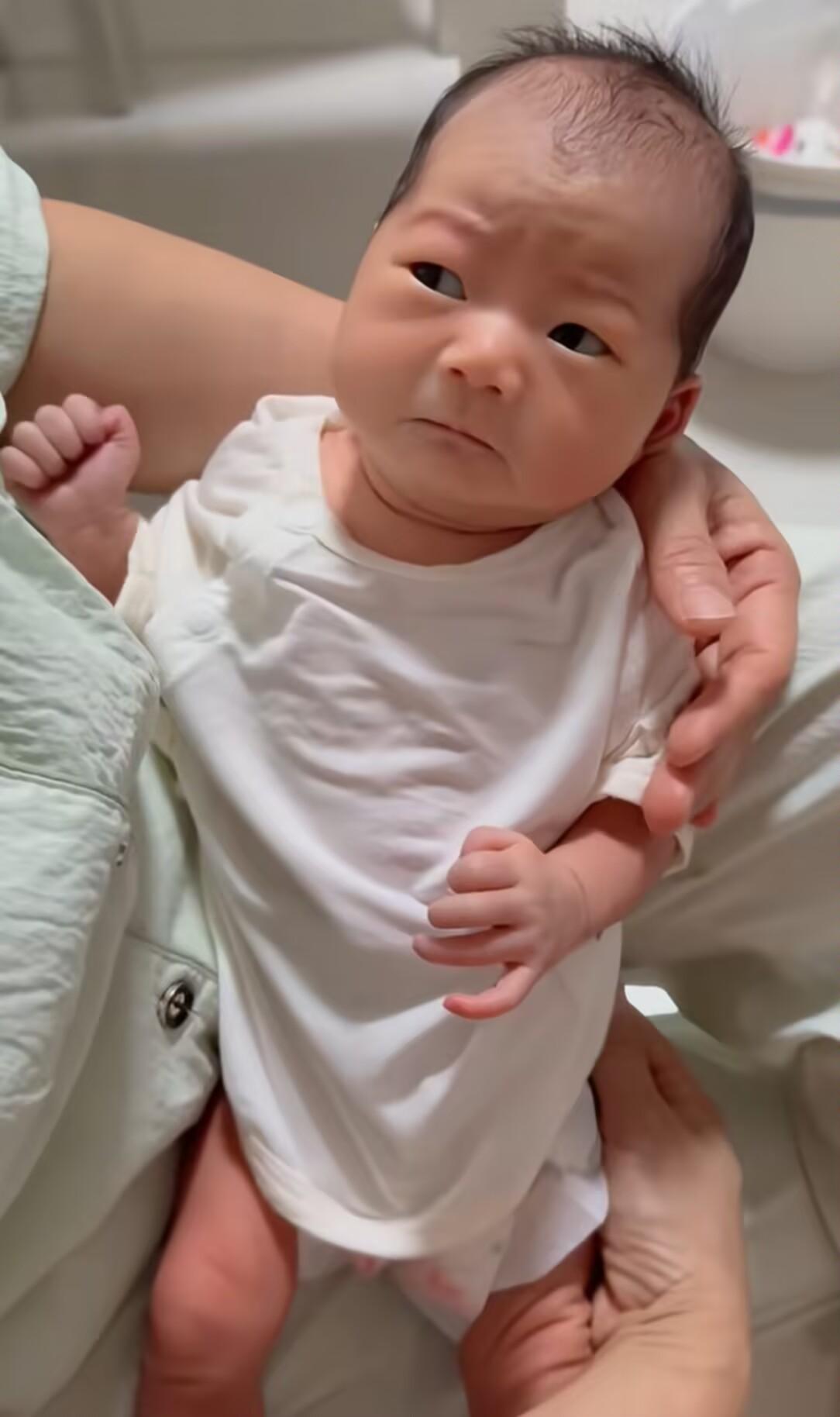 生下来就这样看人，这是嫌弃我吗？
