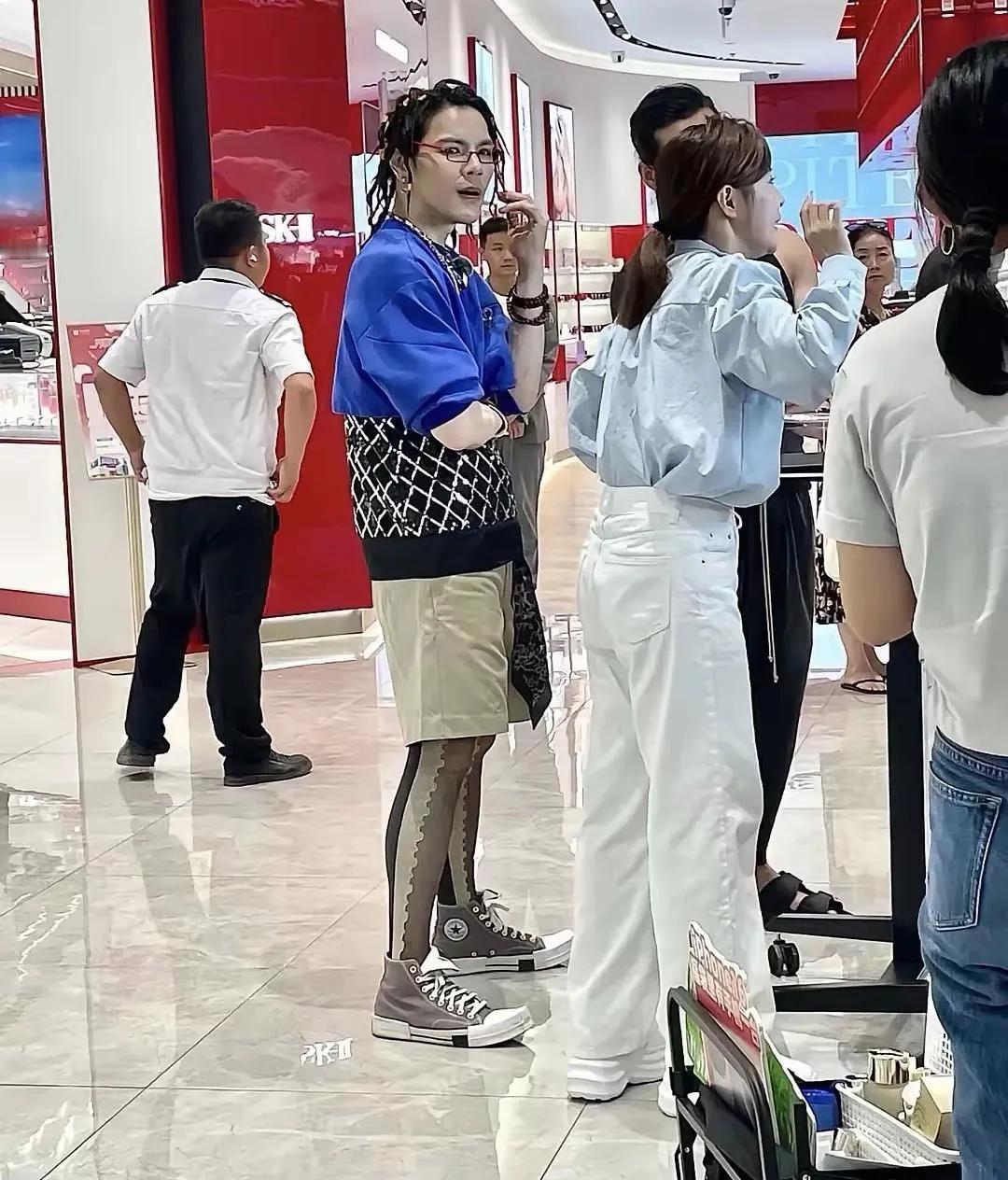记得娱乐圈不是颁布过“禁娘令”，怎么现在这么多男明星打扮的越来越偏女性化。张杰跟
