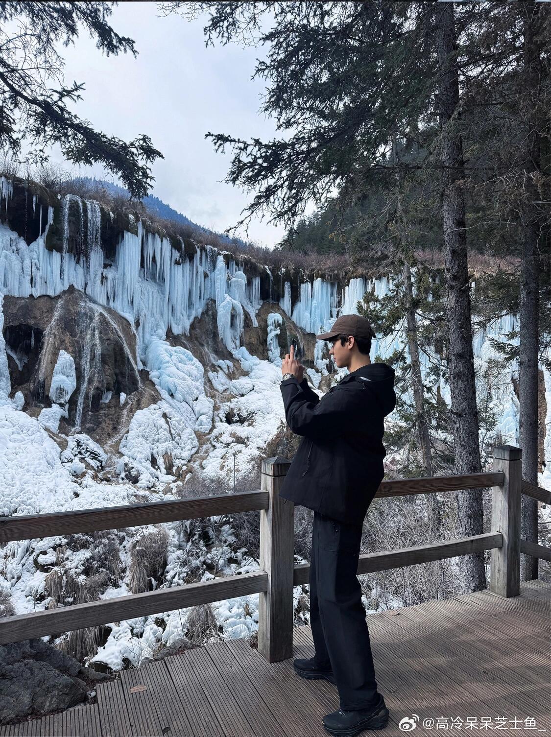 龚俊在巴黎到底干了多少事 横店赶完戏直接飞巴黎看秀，落地连时差都没倒，日程排得比
