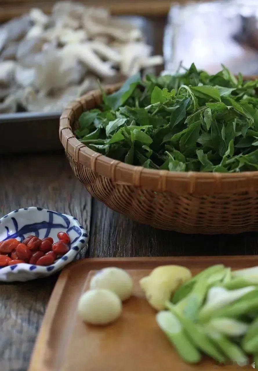【春日野菜正当“食”】古语有云：「不时不食」荠菜、香椿、马兰头、蕨菜、苦益菜..