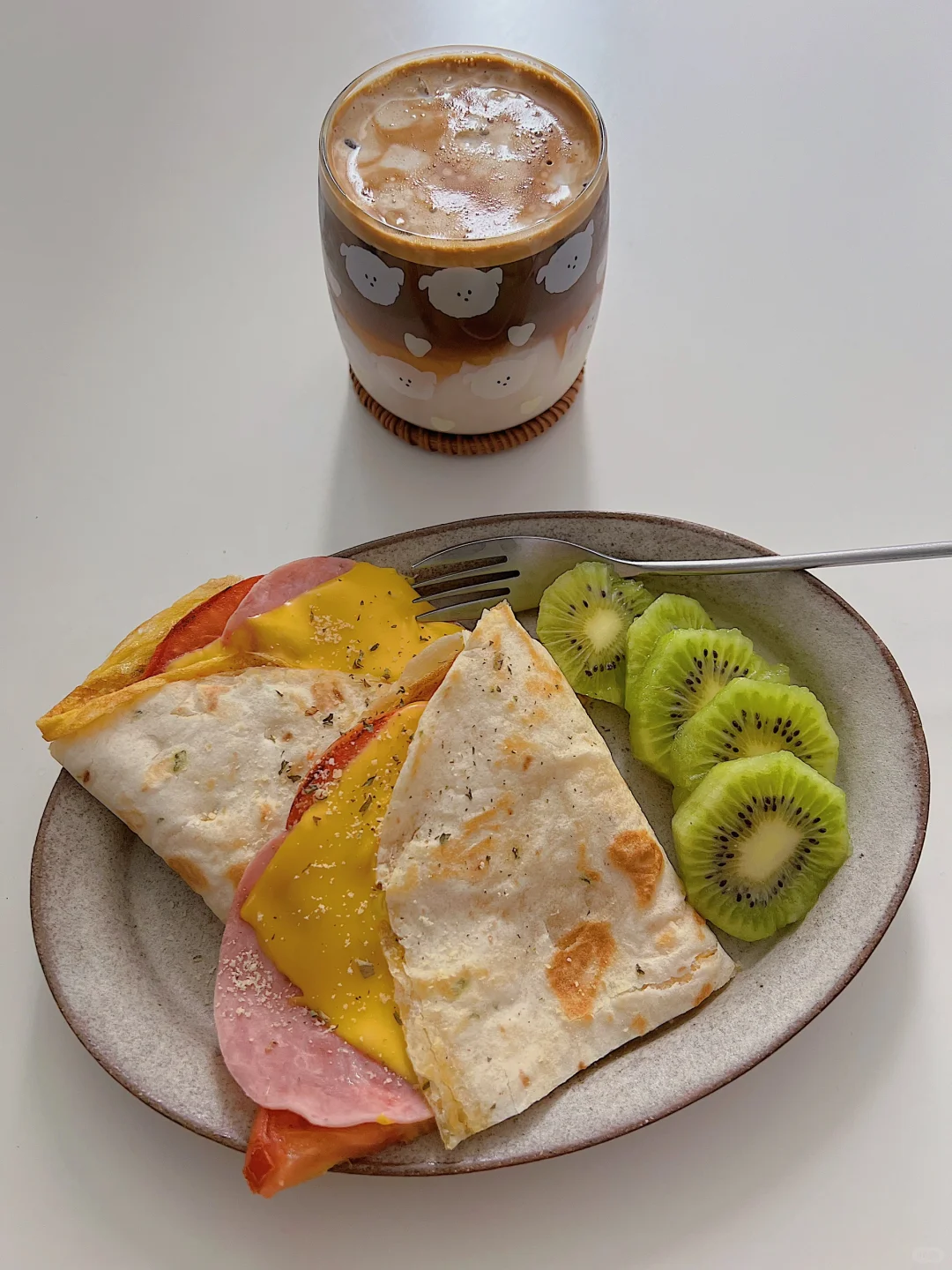 早餐｜芝士番茄火腿全麦卷饼🌮｜冰椰汁拿铁☕️