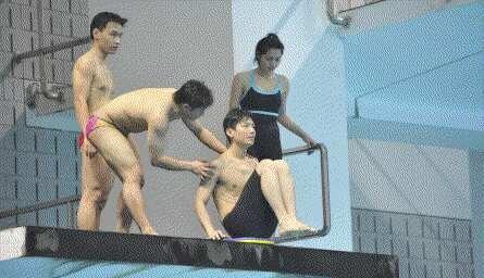 跳水动图
依旧上下其手，依旧狗刨入水（bushi 陈楚生 考古