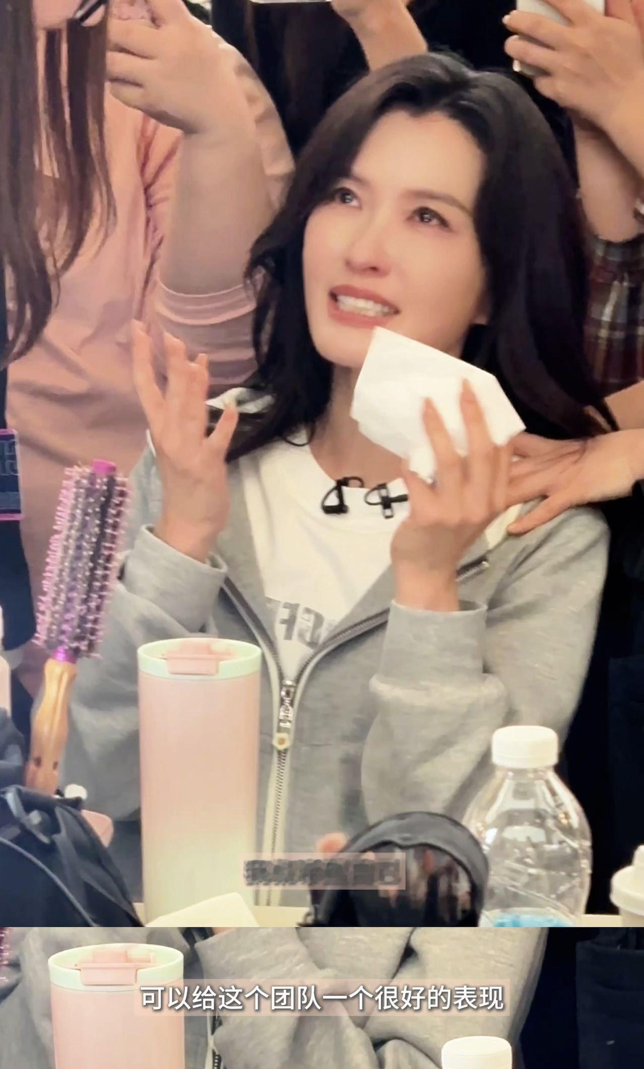 徐洁儿浪姐难哄 被哄的徐洁儿很可爱，哄人的李心洁谢楠更可爱。浪姐这种姐姐疼姐姐的