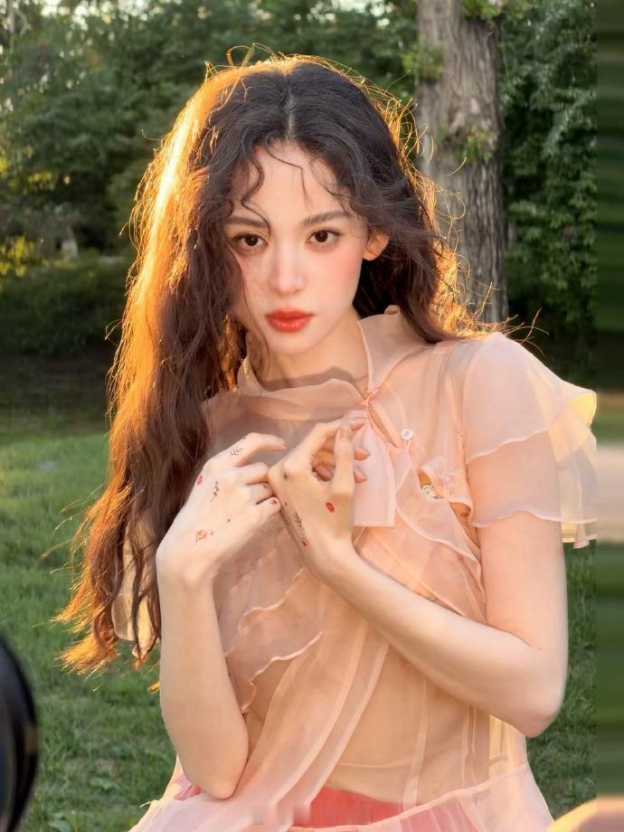 娜扎 混血洋娃娃 谁懂啊！娜扎这组逆光森林随拍，直接把“人间混血洋娃娃”的氛围感