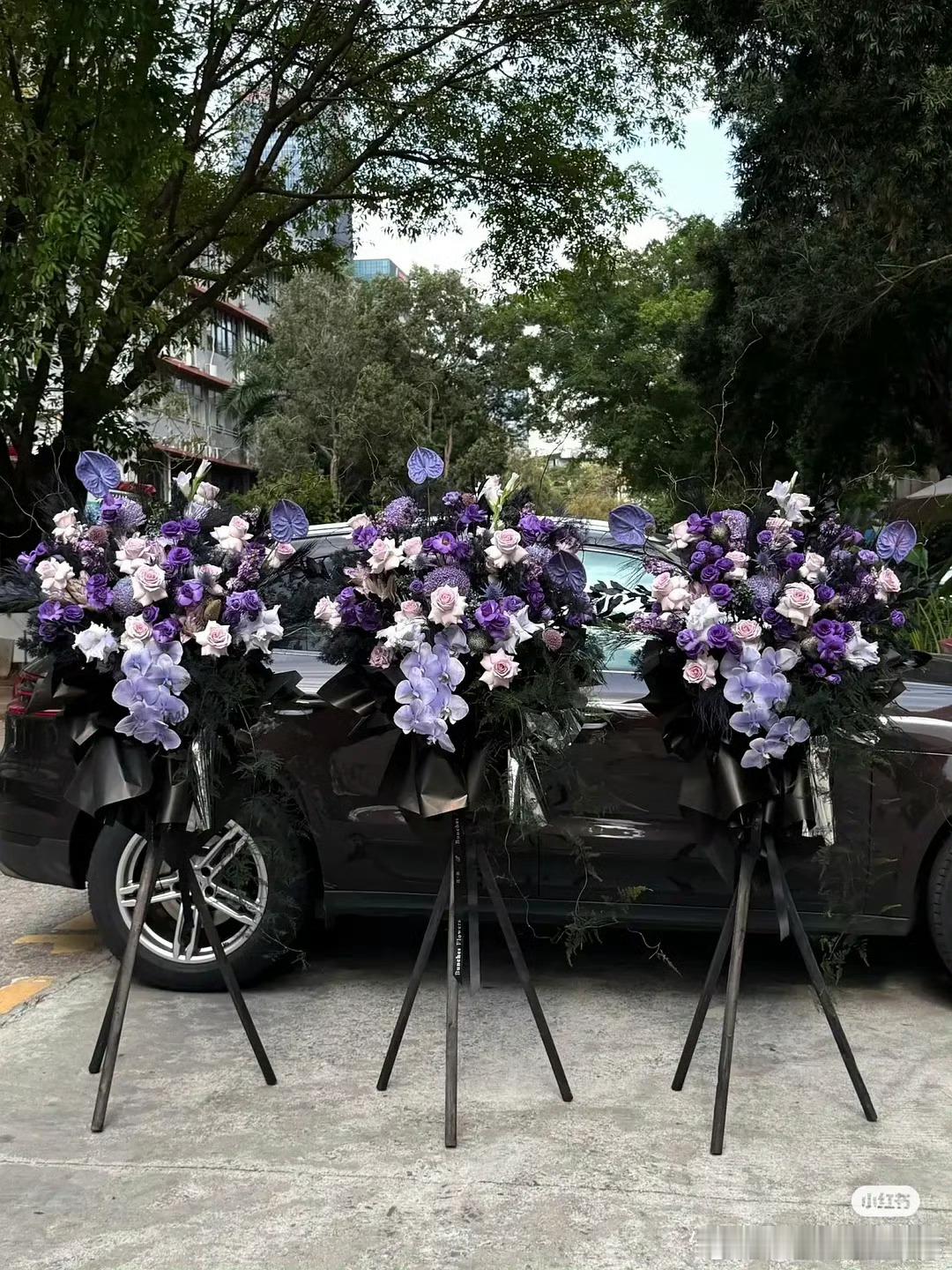 吴彤给top送的花篮 看起来是福来top演唱会人气