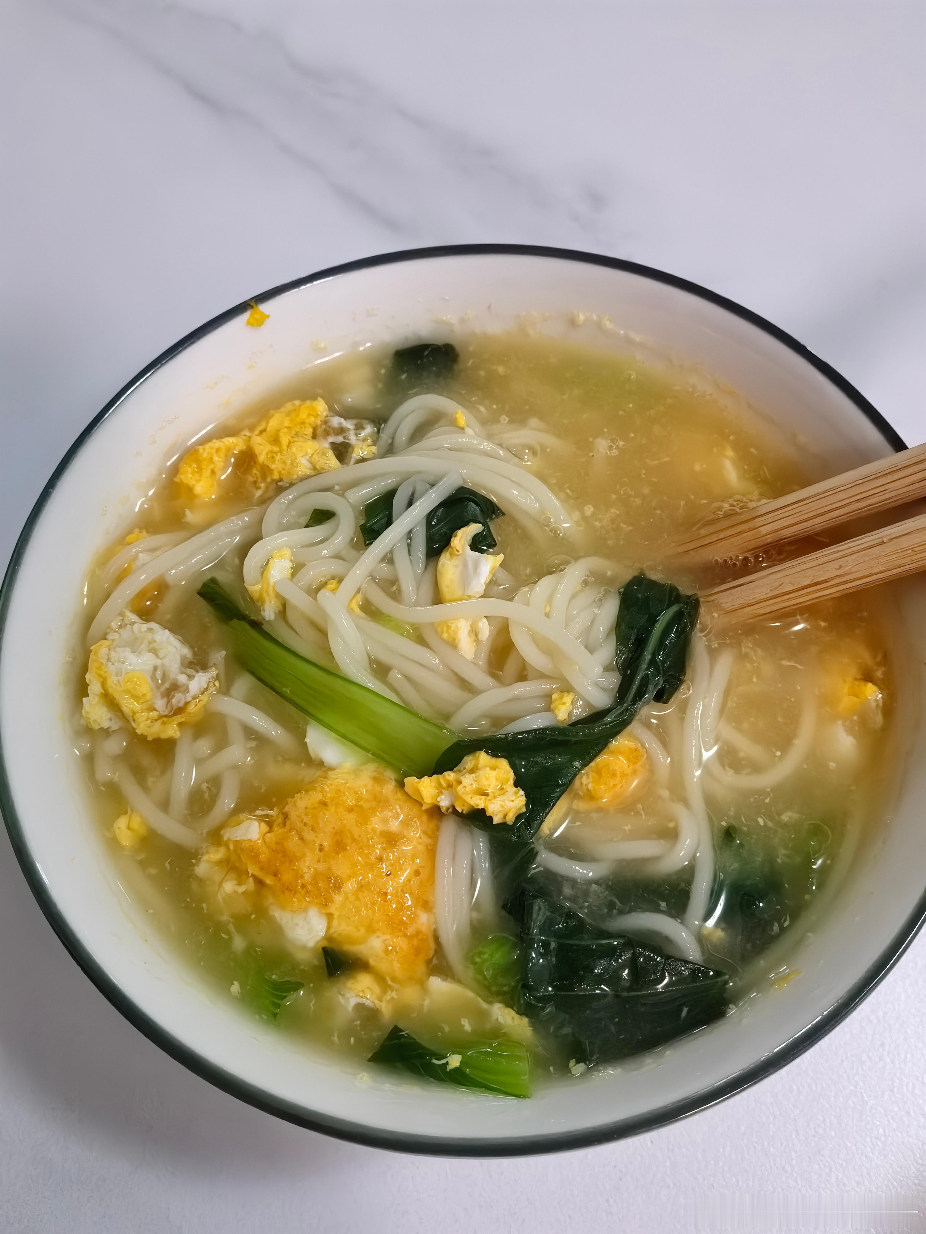 早餐出图，早上不知道吃什么，来一碗简简单单的鸡蛋青菜面，一人一碗，大家都吃的饱饱