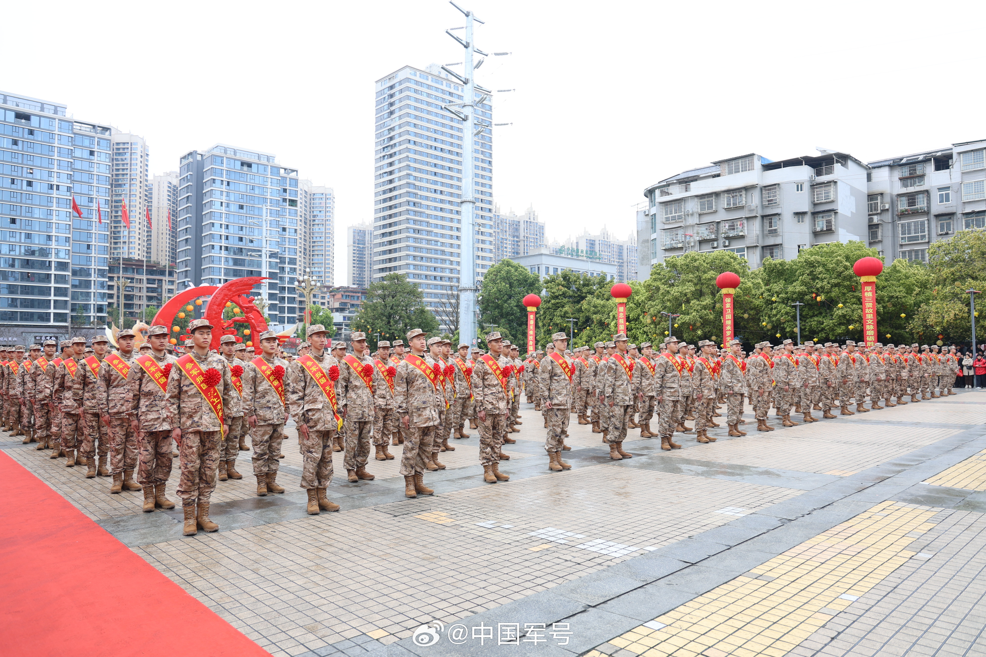 【未来加油！资阳欢送春季新兵】近日，四川资阳体育广场锣鼓喧天，470余名新兵身披