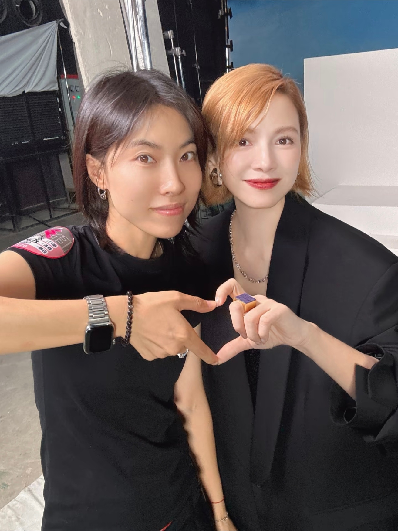 哈哈继续比心继续搂 我一点也不羡慕一点也不眼红 我活得可舒服了完全不想321（ 